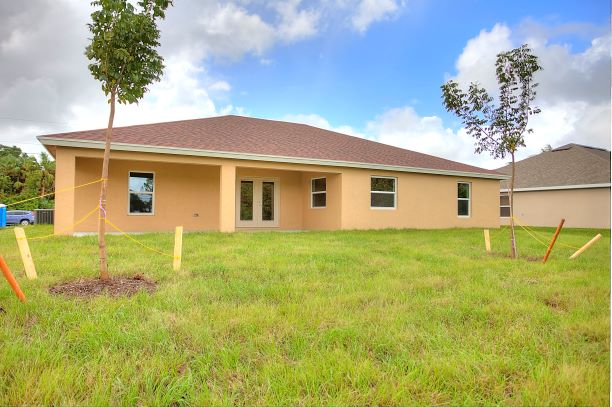 Bradford Model Backyard and Exterior View